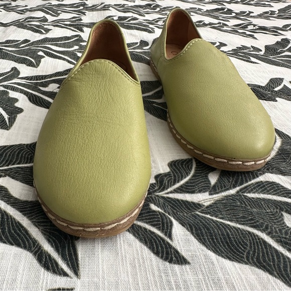 Lighter Green Charix Classics | Size 8 - Picture 3 of 6
